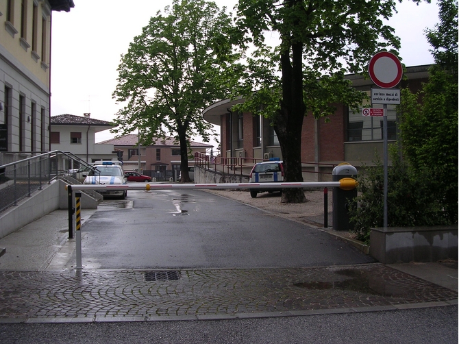 Barriera carraia parcheggio mezzi di servizio